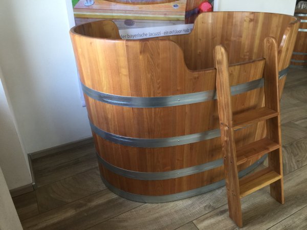 Badewanne Romantika handgefertigte Holzwanne Gartenbadewanne mit natürlichem Holzdesign und Liegekomfort